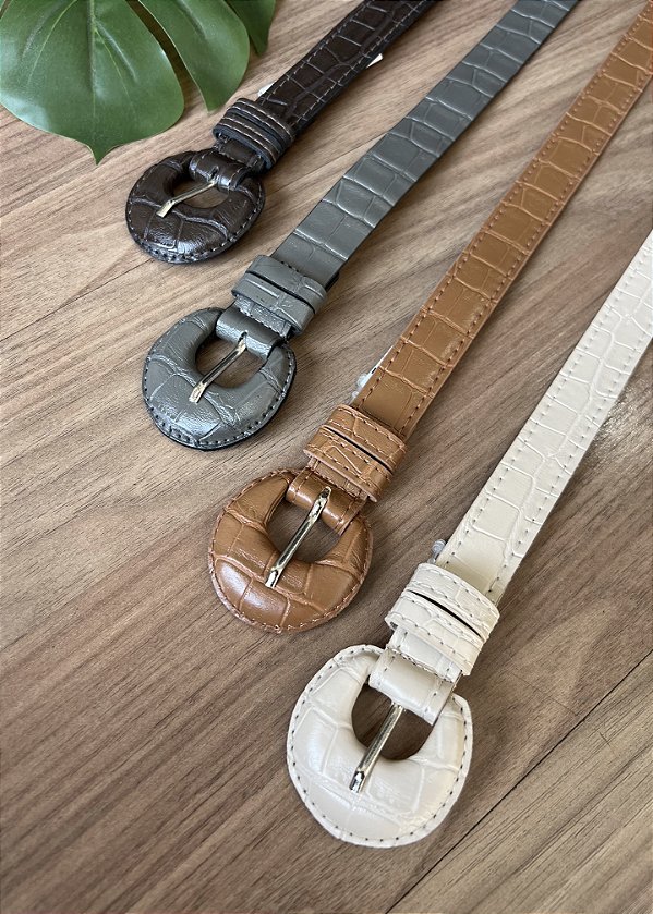 Cinto sintético com textura fivela oval