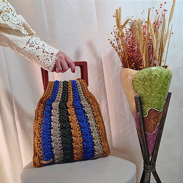 Bolsa colorida com alça de madeira
