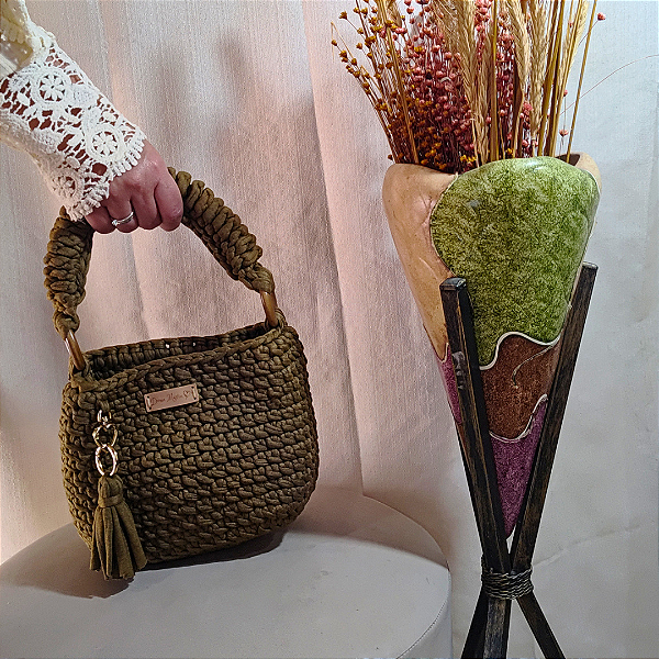 Mini bolsa com argola de madeira