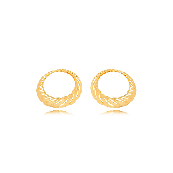 BRINCO SEMIJOIAS REDONDO TORCIDO LISO CONFECCIONADO EM BANHO DE OURO 18K