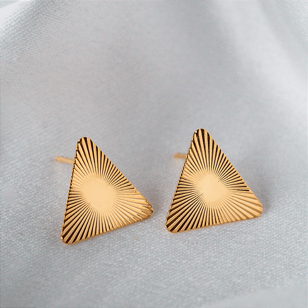 BRINCO SEMIJOIA TRIANGULO DETALHADO LISO CONFECCIONADO EM BANHO DE OURO 18K