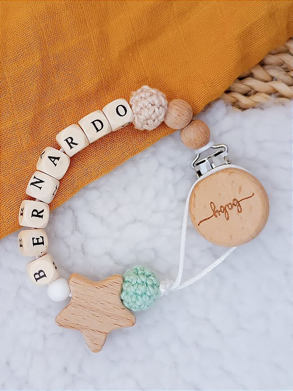 Prendedor de chupeta, com clips de madeira.