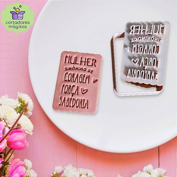 Cortador de Biscoito e Carimbo para o Dia da Mulher 8 de Março Frase "Mulher Sinônimo De ..."