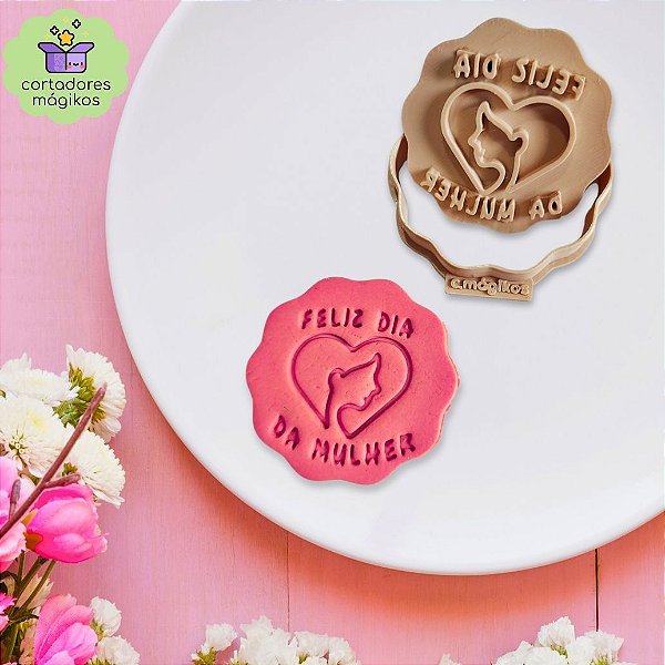 Cortador de biscoitos para o Dia da Mulher 8 de Março com puxador incluso reforçado rosto e coração
