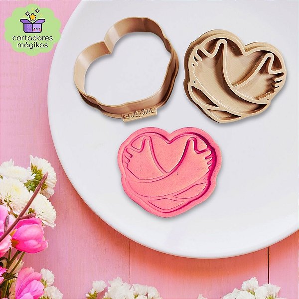 Cortador e Carimbo Abraço Coração para biscoitos Dia da Mulher culinária ou artesanato em massa fria