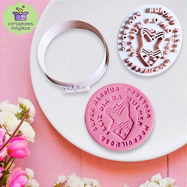 Cortador e Carimbo Super Heroína Dia da Mulher 8 de Março para biscoitos ou artesanato 6cm