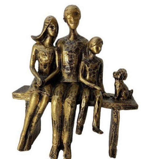 Escultura Família Casal Com Filho e Cachorro - Mabruk