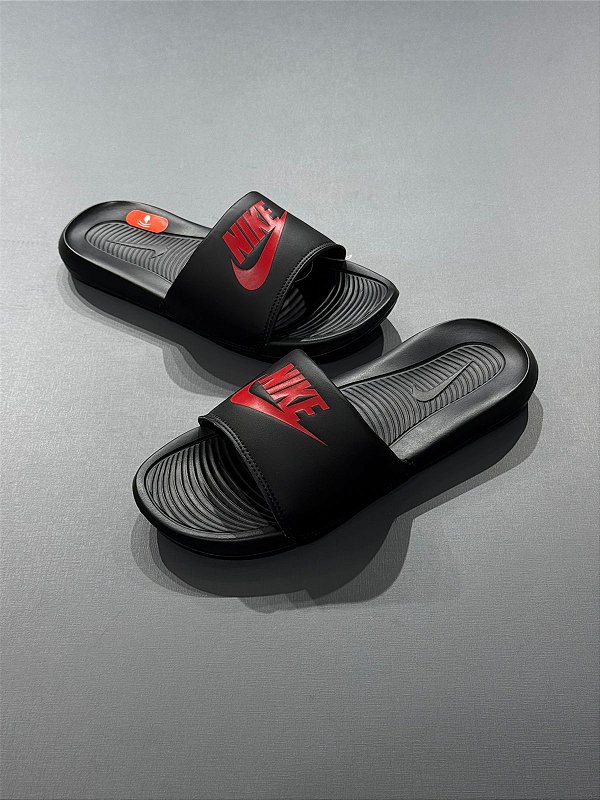 Slide Nike Victori One Preto e Vermelho