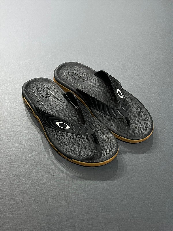 Chinelo Oakley Crowd Preto e Marrom