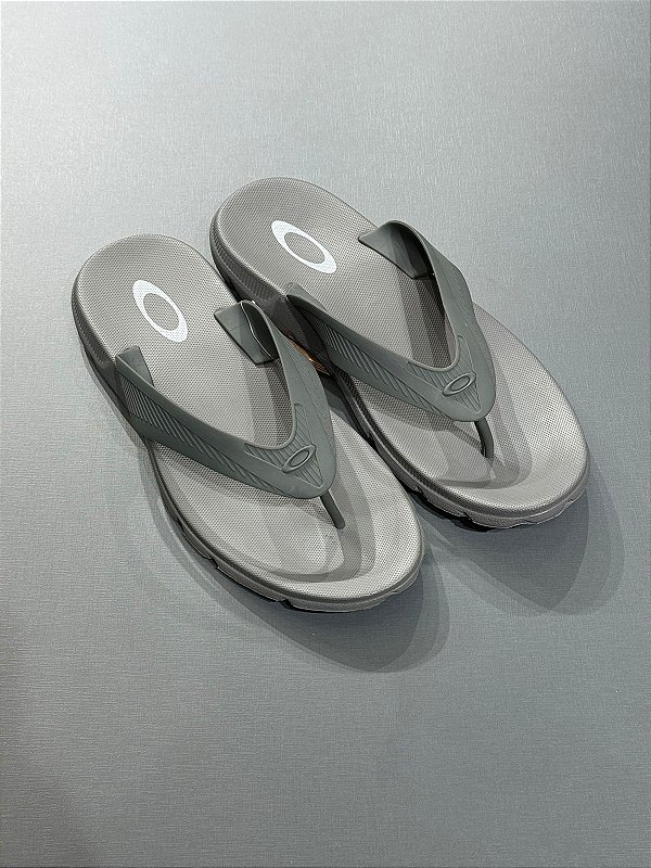 Chinelo Oakley Banks Cinza