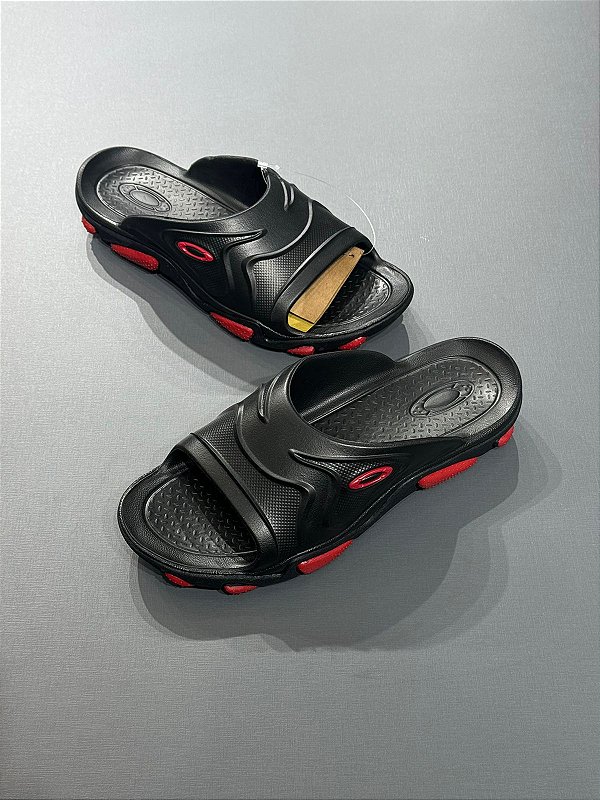 Slide Oakley Titan Preto e Vermelho