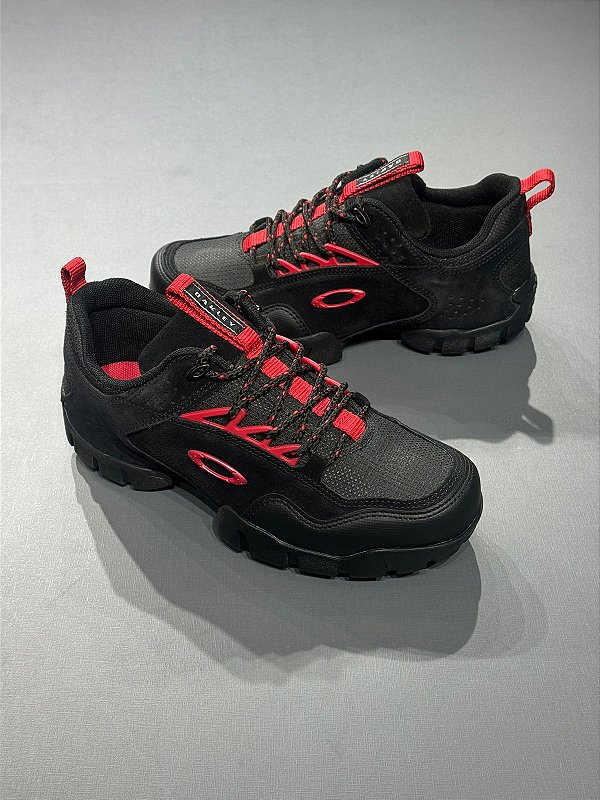 Tênis Oakley Modoc Low 2 Preto e Vermelho Fof100245