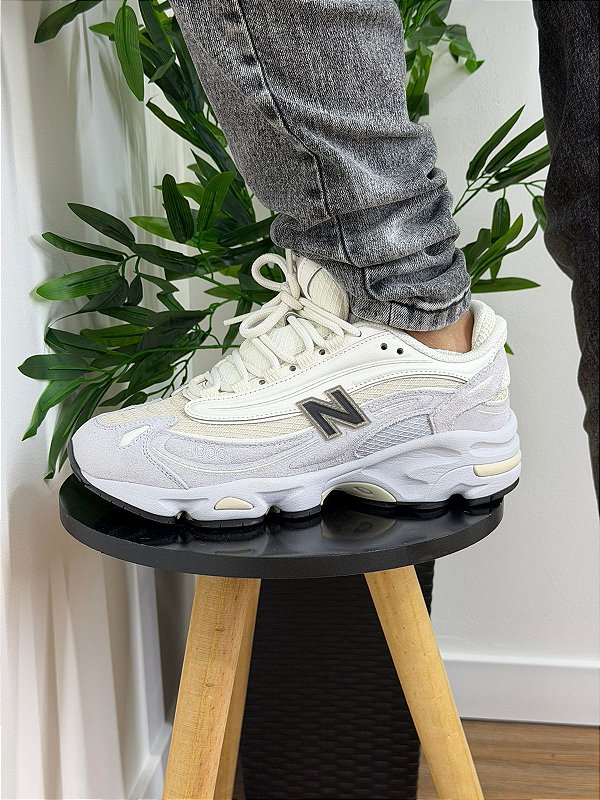 Tenis New Balance 1000 Bege e Preto
