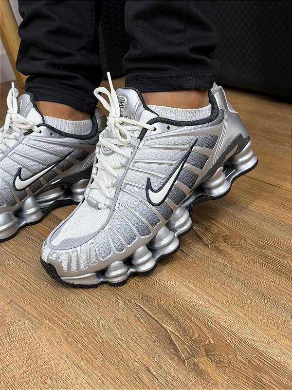 Nike Shox TL Print Cinza Metálico com Branco IH4466-095