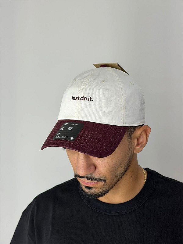 Boné Nike Branco e Vinho FB5370-133