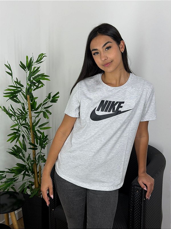 Camiseta Nike Feminina Cinza Clara DX7906-053