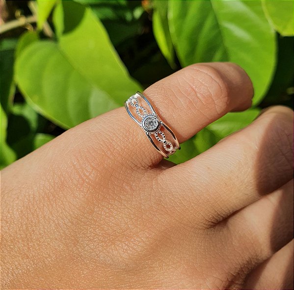 ANEL PRATA ONDULADO COM SÍMBOLO INFINITO COM PEDRA NO MEIO