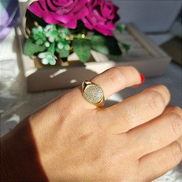 ANEL DOURADO COM DETALHE REDONDO CRAVEJADO COM ZIRCÔNIAS BRANCAS