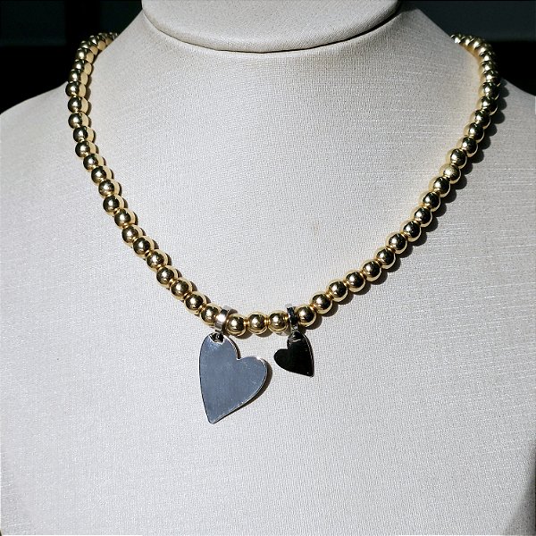 CHOCKER DOURADA TODA TRABALHADA EM BOLINHAS E PINGENTE 2 CORAÇÕES DE RÓDIO BRANCO