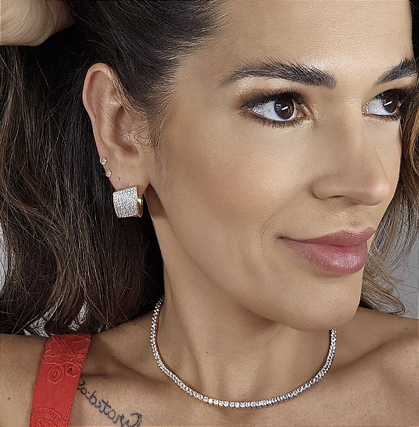 ARGOLA DOURADA LARGA COM METADE TODA CRAVEJADA COM MICRO ZIRCÔNIAS BRANCAS