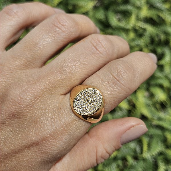 ANEL DOURADO GRANDE COM DETALHE OVAL MICROCRAVEJADO COM ZIRCÔNIAS