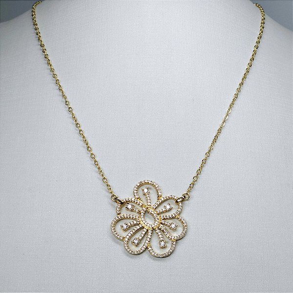 COLAR DOURADO DE FLOR MICROCRAVEJADA COM ZIRCÔNIAS BRANCAS