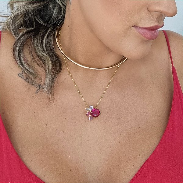 Colar dourado com pingente meia flor com pedra rosa no centro e pétalas coloridas 45+5cm