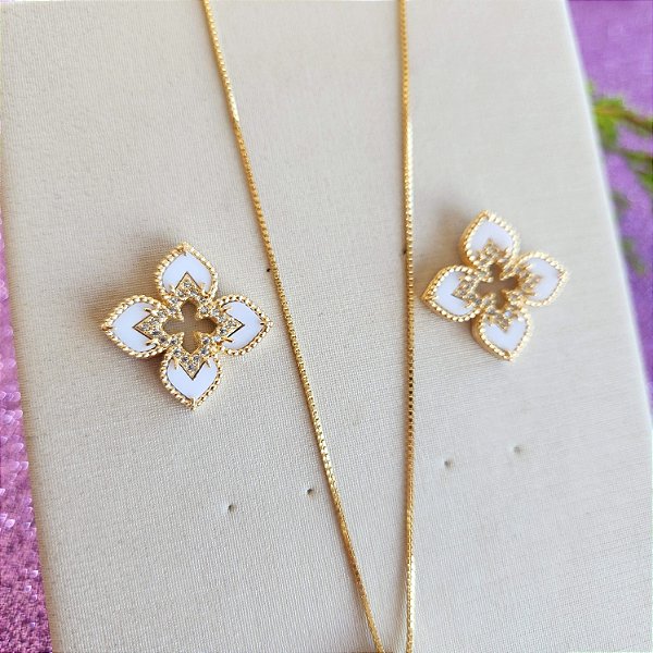 BRINCO DOURADO DE FLOR 4 PÉTALAS BRANCAS E ZIRCÔNIAS