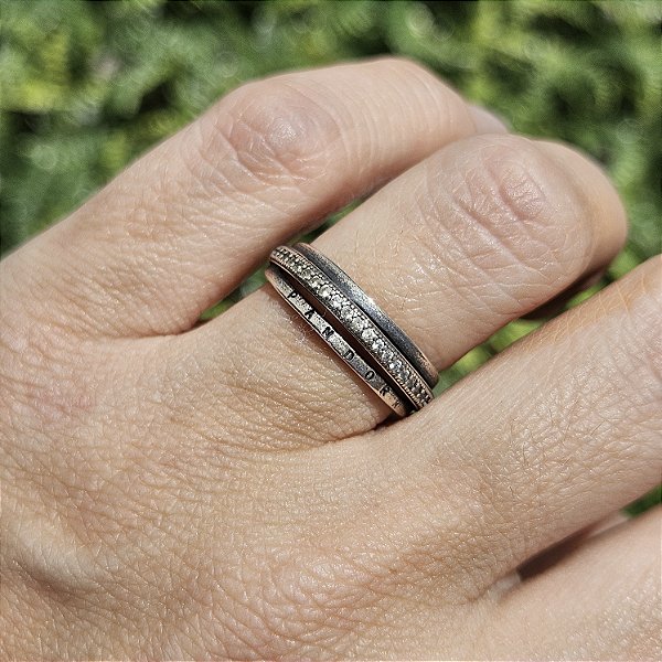 Anel de prata 3 fios, um fio escrito Pandora, do meio cravejado e outro liso