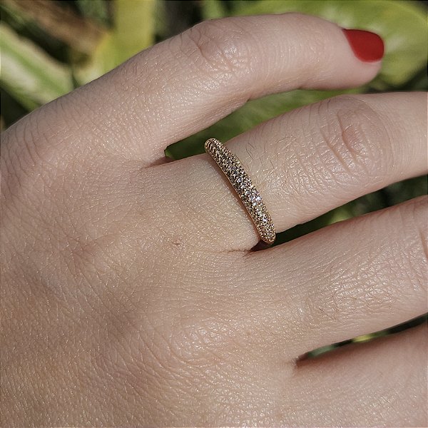 ANEL DOURADO MEIA ALIANÇA CRAVEJADA COM ZIRCÔNIAS BRANCAS