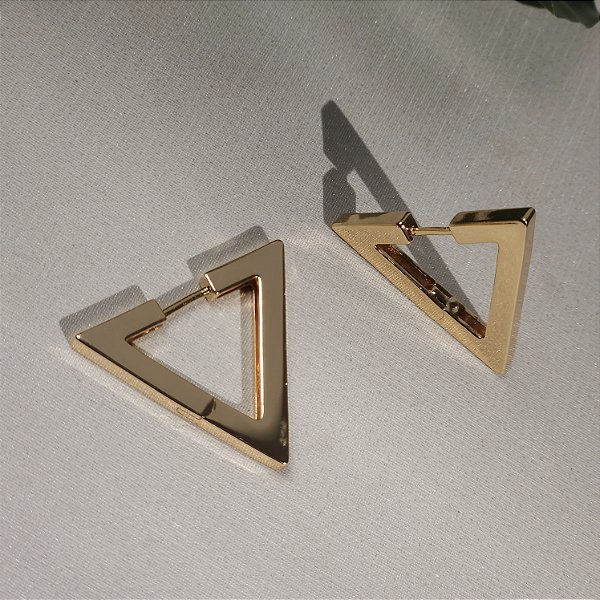 ARGOLA DOURADA EM FORMATO DE TRIANGULO LISO