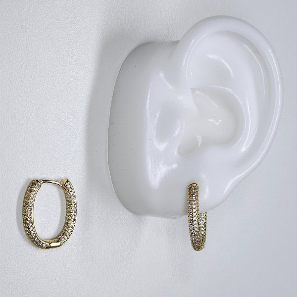 ARGOLA OVAL COM ZIRCÔNIAS BRANCAS