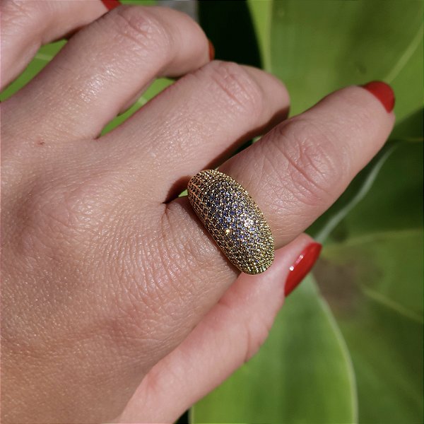 ANEL DOURADO MODELO BANANA MICROCRAVEJADO COM ZIRCÔNIAS BRANCAS