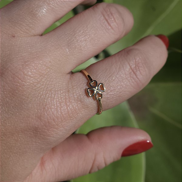 ANEL DOURADO COM TREVO DE QUATRO FOLHAS VAZADO