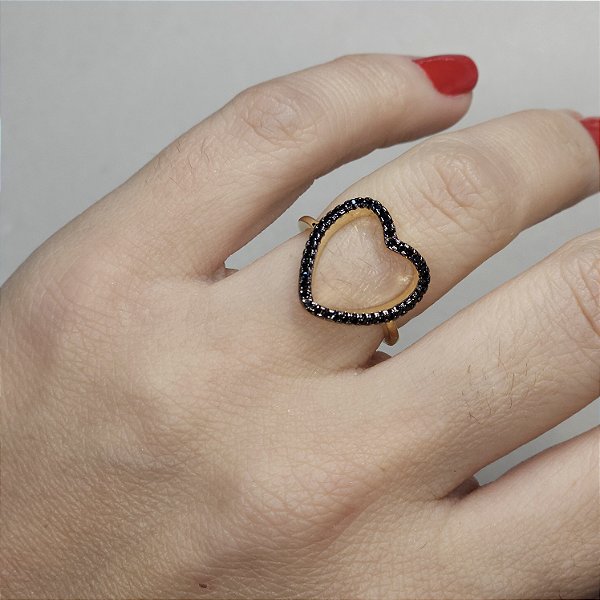 ANEL DOURADO COM CORAÇÃO VAZADO CRAVEJADO COM ZIRCÔNIAS NEGRAS