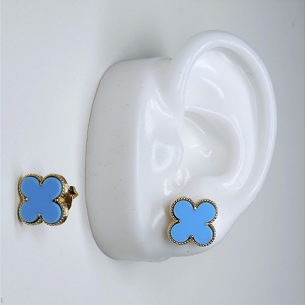 BRINCO DOURADO TREVO DE 4 FOLHAS COR AZUL