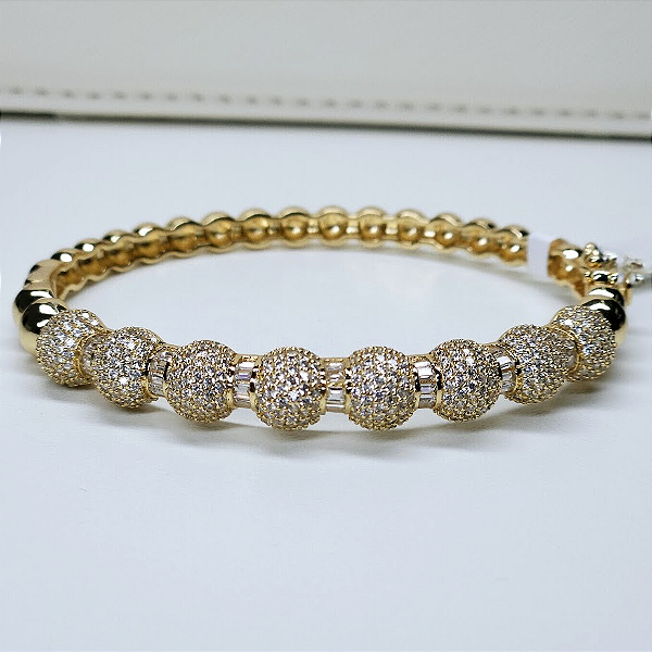 BRACELETE DOURADO DE BOLINHAS, METADE DO BRACELETE COM BOLINHAS E ESPAÇADOR TODO CRAVEJADO