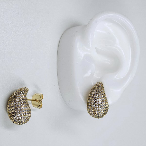 BRINCO DOURADO EM FORMATO DE GOTA FECHADO TODO CRAVEJADO GRANDE