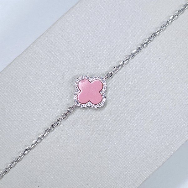 PULSEIRA DE PRATA COM 1 TREVO DE 4 FOLHAS E AS BORDAS CRAVEJADAS. COR ROSA