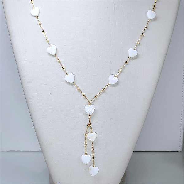COLAR DOURADO COMPRIDO COM BOLINHAS E CORAÇÕES EM MADREPÉROLAS - 74CM