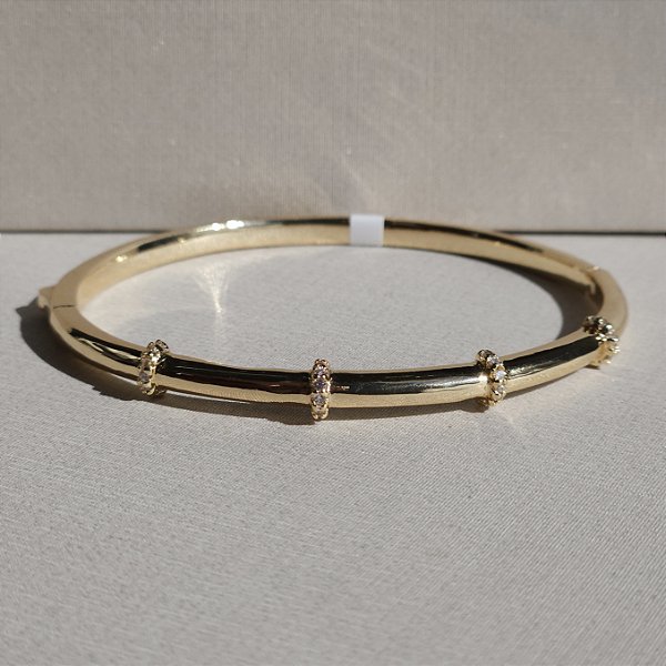 BRACELETE DOURADO LISO COM 4 FILETES CRAVEJADOS ESPAÇADOS