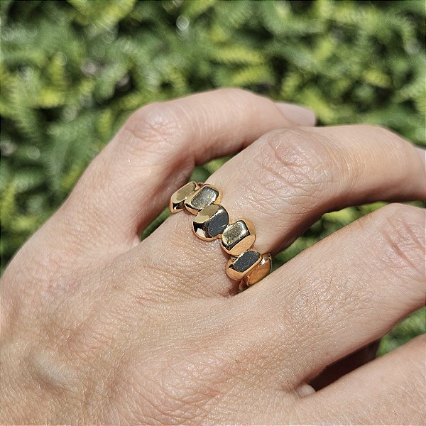 ANEL DOURADO COM OVAIS TEXTURIZADOS LISOS