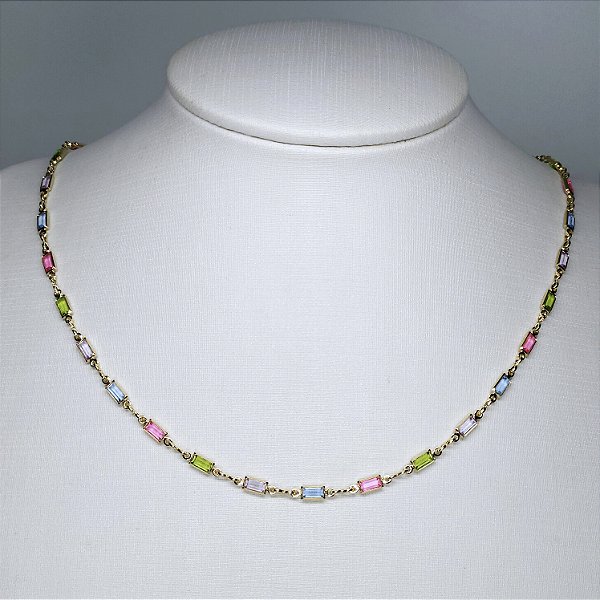 COLAR DOURADO COM PEDRINHAS DE CRISTAIS RETANGULARES COLORIDAS 45CM