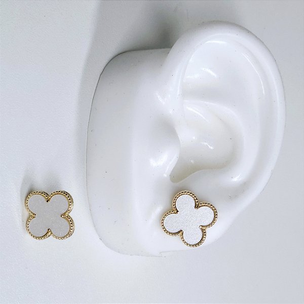 BRINCO DOURADO TREVO DE 4 FOLHAS COR PEROLADA