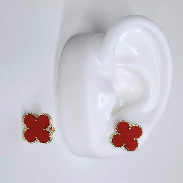 BRINCO DOURADO TREVO DE 4 FOLHAS COR VERMELHA
