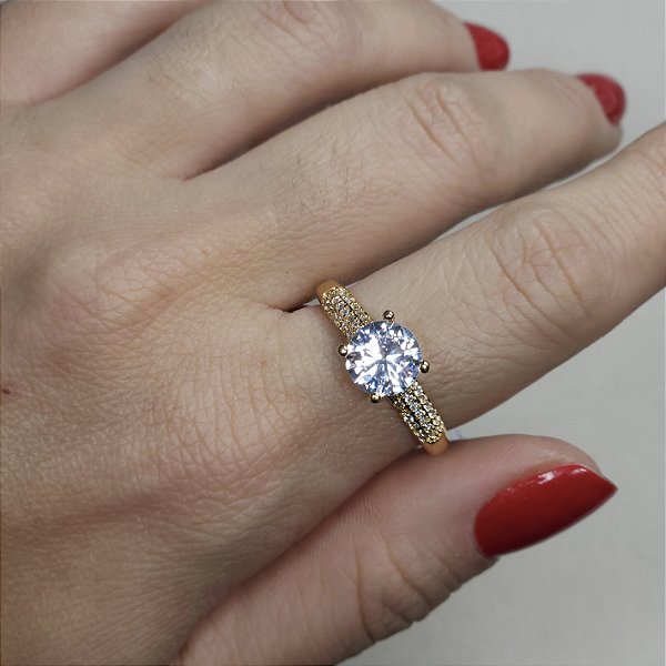 ANEL DOURADO MEIA ALIANÇA CRAVEJADA COM PEDRA GRANDE SOLITARIO