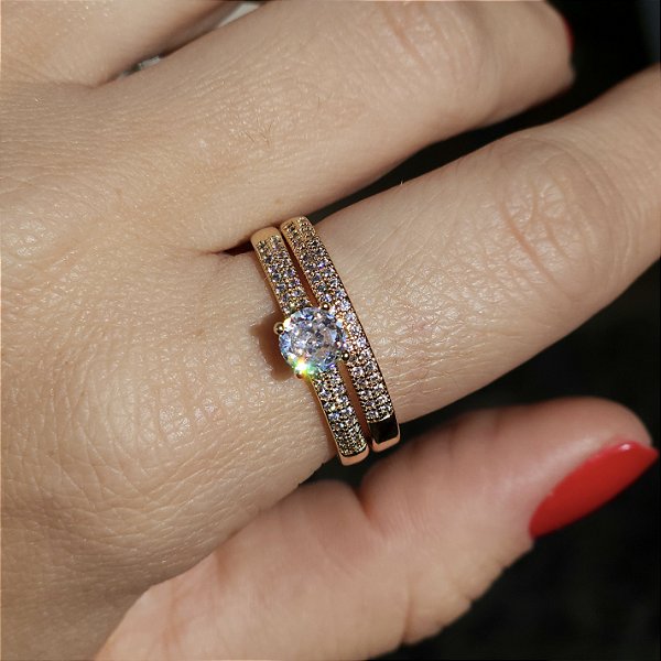 ANEL DOURADO DUPLO APARADOR E SOLITARIO COM MEIA ALIANÇA CRAVEJADA