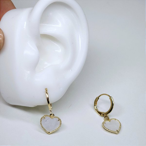 ARGOLA DOURADA COM PINGENTE DE CORAÇÕES EM MADREPÉROLA