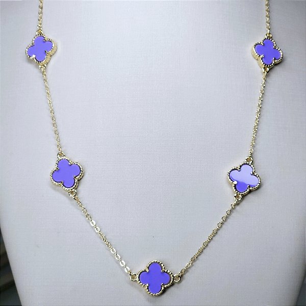 COLAR DOURADO COM 5 TREVOS DE 4 FOLHAS DA COR LILAS 50CM