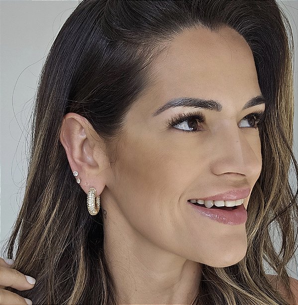 ARGOLA DOURADA CRAVEJADA COM ZIRCÔNIAS BRANCA